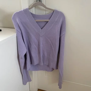 Stickad tröja bikbok  - Helt oanvänd stickad tröja från bikbok i en fin lila färg perfekt nu till våren. Säljer då den ej kommit till användning💕
