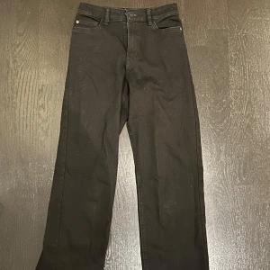 Svarta jeans - Snygga svarta jeans som har en straight passform. Passar perfekt på skolan och jobbet eller på fest. Knappt använda så har inga defekter! 💖Kom privat vid fler frågor 😊