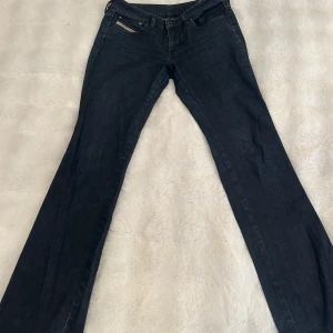 Lågmidjade jeans  - Så snygga lågmidjade jeans i storlek 28/32 (passar även till 25/32 och upp). Diesel X Adidas, svarta bootcut