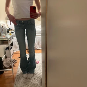 Wrangler jeans  - Jätte fina och sparsamt andvända wrangler jeans.  Jag är 180cm lång och de är lågmidjade 