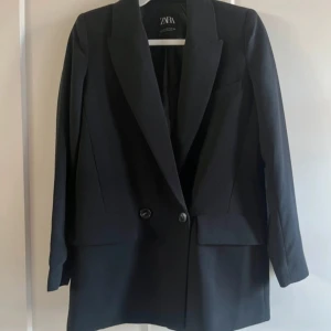 Zara kavaj - Så himla fin kavaj från Zara med knappar framtill💗Storlek S. Säljer då den tyvärr inte kommer till användning för mig längre. Använd några få gånger så i väldigt bra skick!