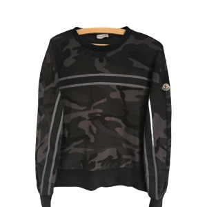 Svart camouflagemönstrad tröja från Moncler - Snygg svart tröja med camouflagemönster från Moncler. Tröjan har långa ärmar och ett diskret Moncler-märke på ärmen. Perfekt för en cool och avslappnad stil.
