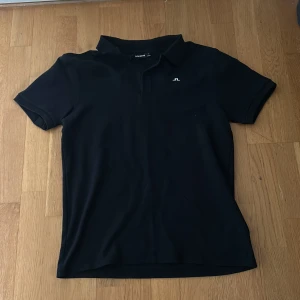 J.lindeberg Pikétröja  - Tjena! Säljer nu denna snygga pikétröja från J.Lindeberg med klassisk krage och korta ärmar och diskret logga på bröstet. Perfekt nu till vår/sommar. Storlek M men skulle säga att den kan passa S. Skick 9/10 helt oanvänd. Hör av er vid eventuella funderingar!