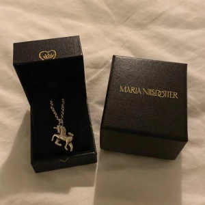 Silverhalsband med enhörningshänge från Maria Nilsdotter - Halsband som LIKNAR den från Maria Nilsdotter. Helt nytt skick! Inga defekter. Köptes för 900kr så säljer för 550kr. Kan gärna ta emot prisförslag💞💞 (rostfritt stål)