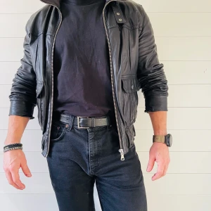 Lyxig skinnjacka Dolce & Gabbana - Selling a Luxurious Dolce & Gabbana Jacket  I’m selling a unique and exclusive jacket from Dolce & Gabbana made from 100% lambskin. This is a timeless investment for anyone looking to combine style and quality in one garment. The jacket is crafted from soft lamb leather, providing a luxurious feel and exceptional comfort. A perfect piece for both everyday wear and special occasions.  Details about the jacket:  	•	Material: 100% lambskin – incredibly soft and supple. 	•	Usage: Wear it as a stylis