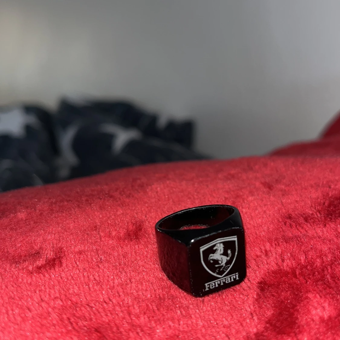 Svart ring med Ferrari-logga - 90