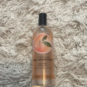 Pink Grapefruit Body Mist från The Body Shop - En body mist från the body shop, den har stark lukt och håller hela dagen. Säljer den för den inte går till användning. Den har typ 85% kvar i sig. Den säljs inte något mer i Sverige. Om du är trevlig så kan jag sänka priset.💗