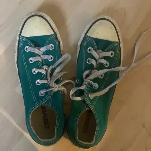 Jättefina Converse skor i en snygg grön färg💘 Priset går att diskutera!❤️