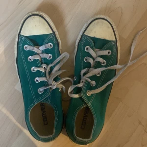Converse skor grön - Jättefina Converse skor i en snygg grön färg💘 Priset går att diskutera!❤️