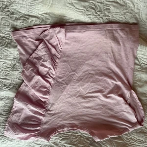 Rosa topp från Zara med volangdetalj - Säljer en söt rosa topp från Zara i bomull. Den har en fin volangdetalj på ena sidan som ger en extra touch. Perfekt för vår och sommar! 💖