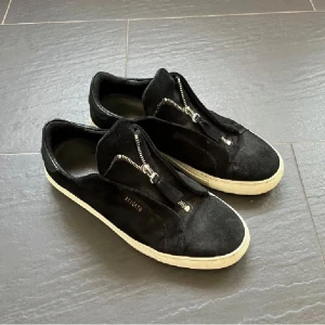 Svarta sneakers från Axel Arigato - Lace less arigatos med kedja. Haft de ett tag men har knappast använt dessa. Växte ur de snabbt, pris kan diskutera vid snabbt köp. 