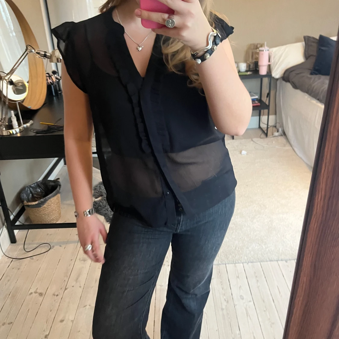 Svart blus med volangdetaljer