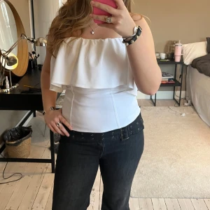 Vit offshoulder topp - Säljer en superfin vit offshoulder topp med volangdetaljer från zara! Perfekt till fest, aldrig använd och passar mig som vanligtvis har M❤️