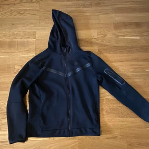 Nike tech flecce  - säljer denna tech fleccen okej skick pga ett litet hål vid bröstet som nog lätt kan lagas 