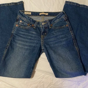 Blå Levi's jeans - Super snygga low waist Levis jeans med snygga fickor. De är rätt nya men använda ett fåtal gånger, bra skick. Midjemått 35, innerbenslängd 72 <3