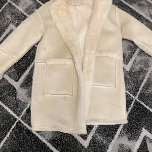 Beige pälsjacka från Ann Taylor - Säljer en supermysig beige pälsjacka från Ann Taylor i storlek M. Jackan har en fluffig insida och stora fickor fram. Perfekt för kyliga höst- och vinterdagar. Den är i mycket bra skick och redo för nya äventyr! 🍂❄️