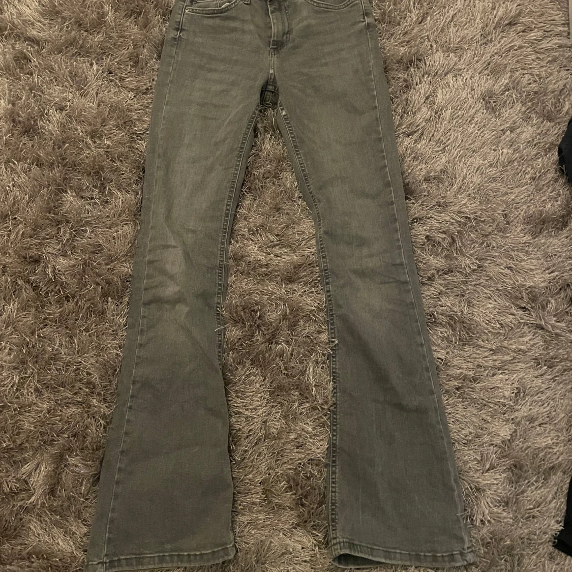 Grå bootcut jeans från ONLY