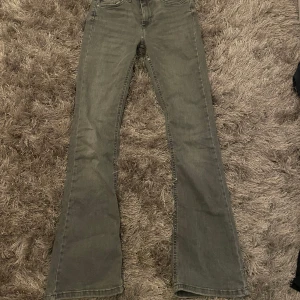 Grå bootcut jeans från ONLY - Säljer ett par grå bootcut jeans från ONLY i storlek S. Jeansen är i bra skick och har en bekväm passform med lite stretch. Säljer billigt då jag endast vill bli av med dom. Som referens är jag 160cm och dom är perfekt i längden för mig!