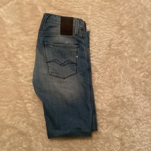 Blå jeansbyxor - Säljer ett par Replay Anbass i storlek 30/32. Byxorna är i mycket bra skick!