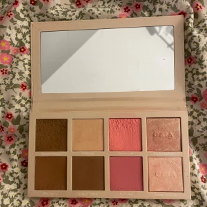 Summer Multi Use Palette från CAIA - Säljer en superfin Summer Multi Use Palette från CAIA. Den innehåller sex olika nyanser för att skapa en perfekt somrig look. Paletten har både varma och kalla toner, perfekt för både bronzer och rouge. Den kommer i en snygg beige förpackning med spegel. Perfekt för att ta med på resan eller ha hemma för dagliga looks!