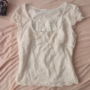 Rosa cquette blus / topp - Finaste coquette blusen i ljusrosa färg med vita detaljer!🤍 Storlek XS eller mindre S. Jag är storlek S och den var lite tight på mig vilket är varför jag säljer.