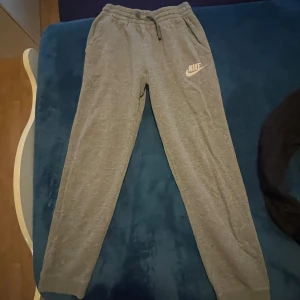 Nike mjukisbyxor - Säljer mina nike mjukisbyxor då jag inte använder de. Bra skick använt ett par gånger bara. Skriv privat för prisförslag De är XL i barnstorlek