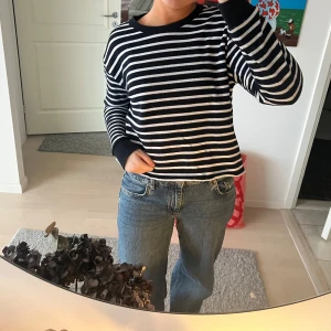 Randig långärmad tröja - Säljer en fin och bekväm randig ulltröja i svart/marinblå och vit. På insidan är det ullmaterial vilket ger värme och därför passar den superbra nu till kalla hösten samt vintern. Den är perfekt för både vardag och lite mer avslappnade tillfällen💝💝 Tröjan har långa ärmar och en normal passform som gör den lätt att matcha med jeans eller kjol💋