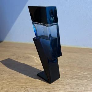 Carolina Herrera Bad Boy Cobalt Edp  - Säljer CH Bad Boy Cobalt, som är en av mina personliga favoriter.  • 50ml flaska  • ca 65% kvar  Hör av dig vid frågor och intresse. 