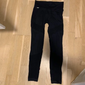 Svarta leggings från Aim'n - Snygga svarta leggings från Aim'n i mycket bra skick. Perfekta för träning med en tight passform och hög midja. Materialet är stretchigt och bekvämt, vilket gör dem idealiska för både gymmet och yoga. De har en stilren design utan mönster.