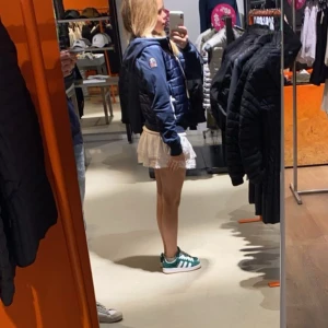 Parajumper cardigan  - Säljer en snygg navy blå cardigan från parajumper i mycket bra skick. Använd ca 3 gånger. Köpt på länna sport ny pris 4 500kr. Kommer aldrig till användning så säljer för 3000. Fler bilder finns och även kvitto och extra knappar till den. Pris går att diskutera. Finns i Göteborg 