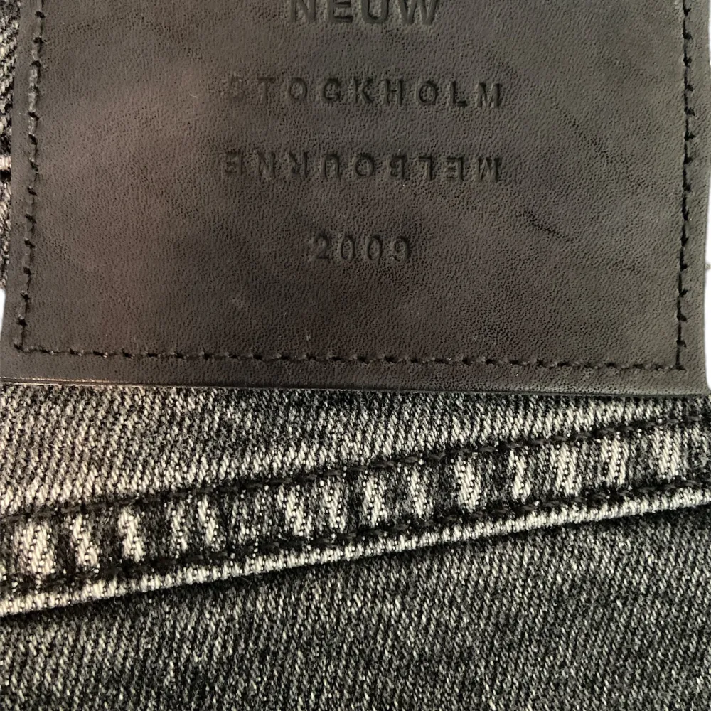 Säljer ett par snygga grå jeans från Neuw i modellen Ray Straight. De har en klassisk rak passform och är perfekta för alla tillfällen. Nypris 1 400 kr men säljer nu jeansen som är i bra skick och har en stilren design med en mörkgrå tvätt för 900 kr.. Jeans & Byxor.