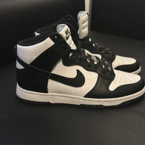 Nike dunk high  - Jätte bra skick. Max använt dem 5 gånger.