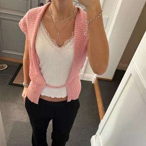 Rosa stickad topp - Rosa kortärmad topp/kofta från vero moda i storlek M, skulle säga att den även passar S. Finns bara ett snöre men det funkar att knyta ändå. Använd gärna köp nu!