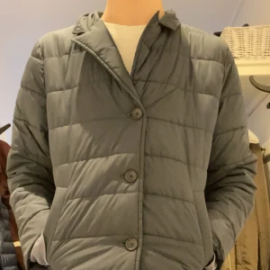 Mörkblå vinter overshirt - Säljer en skit fett vinter overhsirt från John Henric🥶💸skicket är bra och den har inga defekter. 