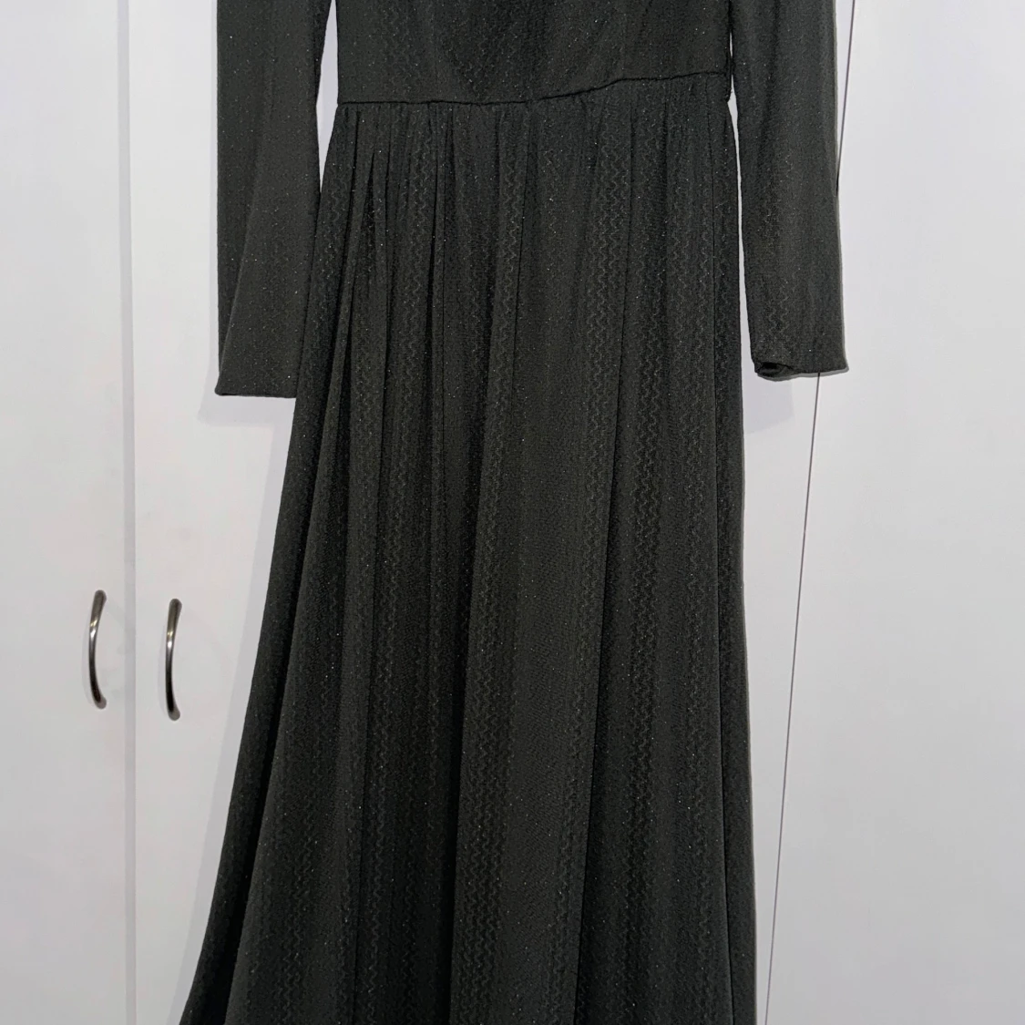 Mörkgrön långklänning med volangdetaljer - 90