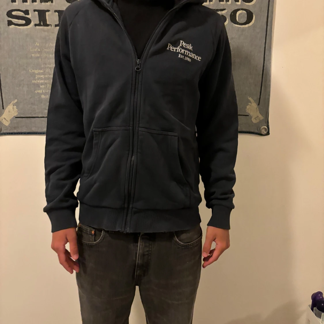 Mörkblå hoodie från Peak Performance - 90