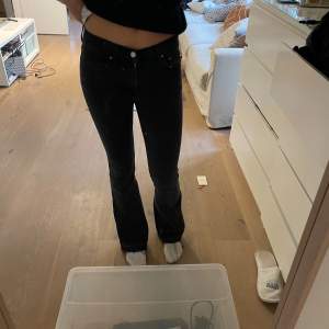 Skit snygga gina jeans som inte kommer till användning längre. Midjemått: 36 cm Innebenslängden: 83 cm (jag har sprättat jeansen) 