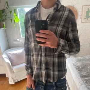 Grå rutig skjorta från Ralph Lauren - Säljer en snygg grå rutig skjorta från Ralph Lauren i storlek S. Skjortan har långa ärmar och klassiska knappar framtill. Perfekt för både vardag och fest! 🖤