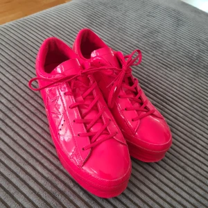 Skor covers  - Fint röd skor. Passar på 38.5-39. 