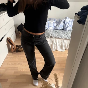 jeans stradivarius  - Super fina jeans från Stradivarius i storlek 40 men de är små storleken. Jag är en och 168 cm lång och brukar bära storlek 36.💕