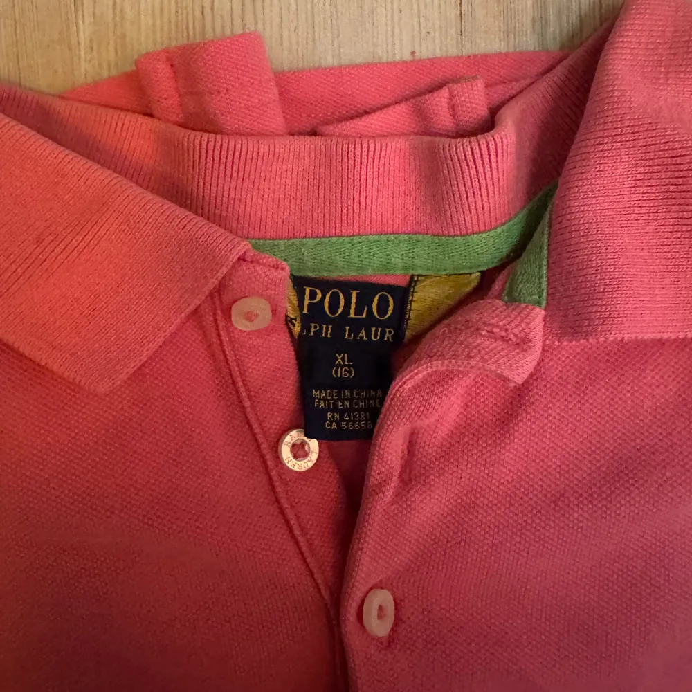  Pikétröja från Polo Ralph Lauren. Finns tyvärr en liten fläck på tröjan! 16, passar mig som är en S. Toppar.