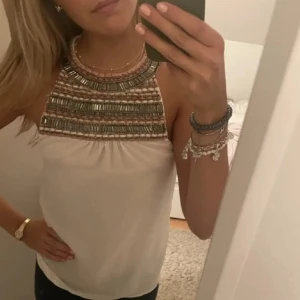 Fin blus - Jättefin blus från Zara! Köpt på Plick men har inte kommit till andvändning. Storleken är XS men passar S bra ockå. Kontakta vid frågor😊 (OBS! Små defekter på överdelen, saknas några pärlor, bild kan skickas)