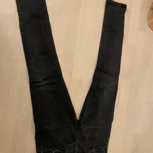 Dondup jeans  - Ett par feta dondup jeans i färgen svart. Köpta på NK. Skick 8/10  Inga konstigheter på kvaliteten. (Köpare står för frakt)