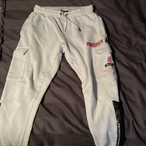 Vita mjukisbyxor från Hoodrich - Ett par vita mjukisbyxor från Hoodrich i väldigt använt skick säljer dom därför billigt i storlek S