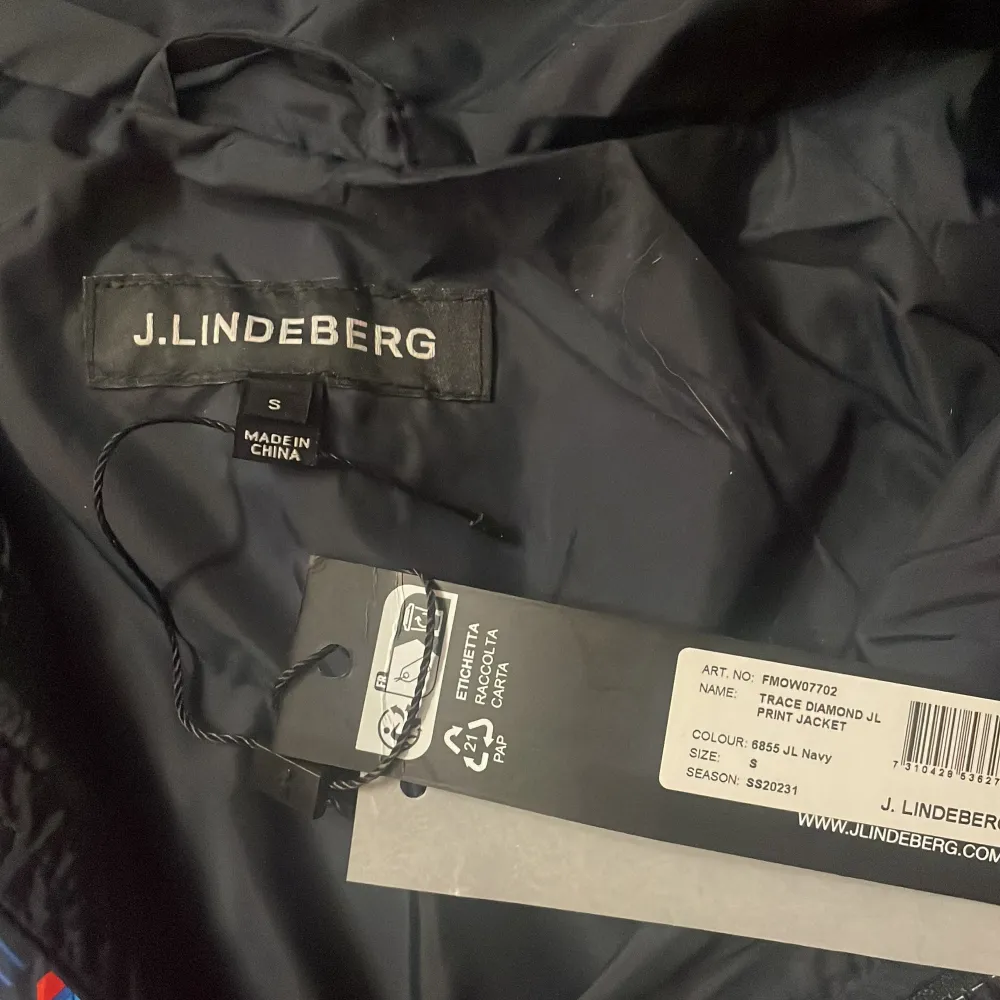 | J Lindeberg Windbreaker | HELT NY MED TAGS | Modellen på bild 3 är 177 och väger 57kg | Om du har frågor eller funderingar så hör av dig | Fraktar spårbart via Instabox eller PostNord på köparens Bekostnad | Mvh JacobsCloset. Jackor.