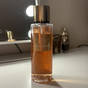 victoria secret bodymist bare vanilla 250ml - säljer denna victoria secret bodymist då den ej kommer till användning. super varm och gosig doft perfekt nu till vintern, funkar även super för layering 🫶skulle gissa på att 225 ml är kvar 