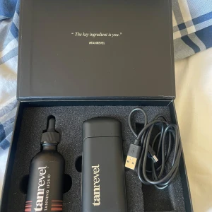 Tanrevel Tanning Kit - Säljer ett Tanrevel tanning kit som inkluderar en svart enhet och en flaska tanning liquid (halva kvar). Samt slad till laddning. Den är i mycket bra skick och ger en så fin brun jämn färg. Allt på bilden ingår 