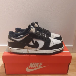 Nike Panda Dunk Low - Säljer ett par pandas. Skorna är i bra skick. Storlek 41. Dom är slitna på undersulan och inne i högra skon längre upp vid hälen.