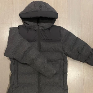 Sail racing jacka (Cloud down wool hood jacket) - Säljer en grå jacka från Sail Racing i storlek L. Köpt för 4000kr. Jackan är i toppskick och är perfekt för kalla vinterdagar med sitt 750 fill power dun från Allied Feather + Down. Håll dig varm och snygg i vinter! ❄️