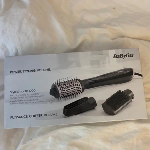 BaByliss Style Smooth 1000 - BaByliss Style Smooth 1000 är en stylingborste som ger volym och slätar ut håret. Den har flera tillbehör för olika stylingmöjligheter och är perfekt för att skapa en salongsliknande look hemma.